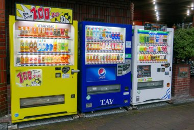 OSAKA, JAPONYA-CIRCA 2018: Osaka, Japonya 'da satış makineleri.