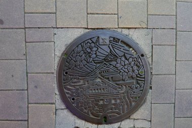 OSAKA, JAPONYA-CIRCA 2018: Osaka, Japonya 'da eşsiz ve renkli rögar kapağı.