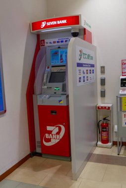 OSAKA, JAPAN-CIRCA 2018: Osaka, Japonya 'da yedi banka otomatik veznedar makinesi (ATM).