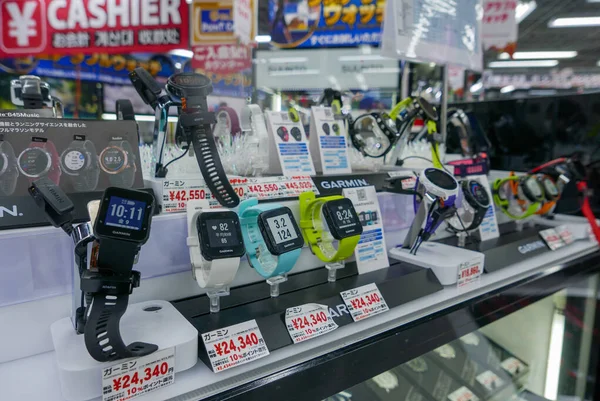 Circa 2018 大阪のヨドバシカメラショッピングセンターで販売されているガーミン腕時計の品揃え — ストック写真