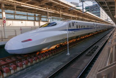 SHIN-OSAKA, JAPAN-CIRCA 2018: Shin-Osaka istasyonunda Shinkansen N700A serisi. İlk Shinkansen treni 1964 'te tanıtıldı..