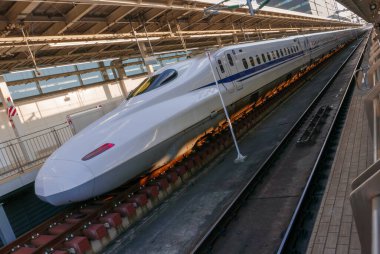 SHIN-OSAKA, JAPAN-CIRCA 2018: Shin-Osaka istasyonunda Shinkansen N700A serisi. İlk Shinkansen treni 1964 'te tanıtıldı..
