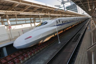 SHIN-OSAKA, JAPAN-CIRCA 2018: Shin-Osaka istasyonunda Shinkansen N700A serisi. İlk Shinkansen treni 1964 'te tanıtıldı..