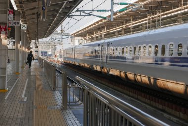 SHIN-OSAKA, JAPAN-CIRCA 2018: Shin-Osaka istasyonunda Shinkansen N700A serisi. İlk Shinkansen treni 1964 'te tanıtıldı..