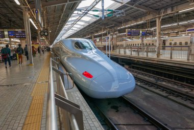 SHIN-OSAKA, JAPAN-CIRCA 2018: Shin-Osaka istasyonunda Shinkansen N700A serisi. İlk Shinkansen treni 1964 'te tanıtıldı..