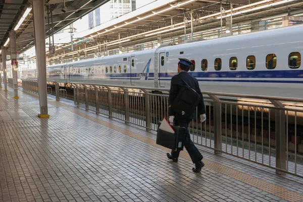 SHIN-OSAKA, JAPAN-CIRCA 2018: Shin-Osaka istasyonundaki Shinkansen N700A serisindeki vardiyasını almaya hazır tren pilotu.