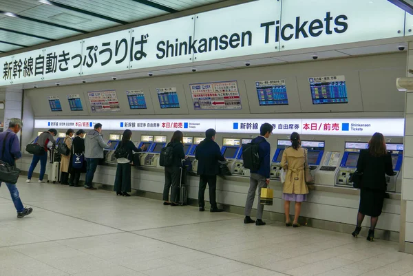 SHIN-OSAKA, JAPAN-CIRCA 2018: Yolcular Shin-Osaka, Japonya 'daki otomatik bilet makinelerinden Shinkansen biletleri satın alırlar. İlk Shinkansen treni 1964 'te tanıtıldı..