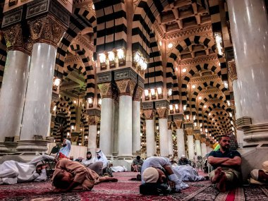 AL MADINA, SAUDI ARABIA-CIRCA 2019: Suudi Arabistan Krallığı 'ndaki Al Madinah' taki Mescid Al Nabawi camiinin iç dekorasyonu..