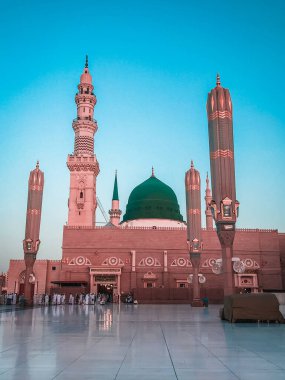 Mescid Nabawi Camii 'nin dış görünümü. Kapalı pastel renk filtresi uygulandı.