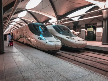MEDINA, SAUDI ARABIA - CIRCA 2019: Medina, Suudi Arabistan 'daki HHHSR Madinah istasyonundaki Haramain Yüksek Hız Demiryolu (HHSR) genel görünümü. Kapalı pastel renk filtresi uygulandı.