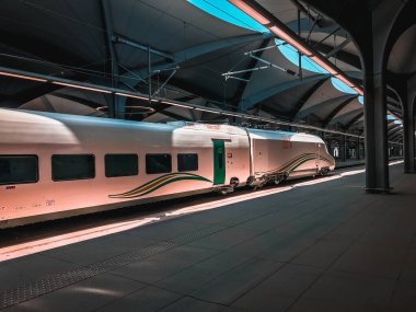 MEDINA, SAUDI ARABIA - CIRCA 2019: Medina, Suudi Arabistan 'daki HHHSR Madinah istasyonundaki Haramain Yüksek Hız Demiryolu (HHSR) genel görünümü. Kapalı pastel renk filtresi uygulandı.