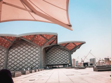 MECCA, SAUDI ARABIA - CIRCA 2019: HHHSR, Suudi Arabistan 'daki HHHSR MECCA istasyonunda Haramain Yüksek Hız Demiryolu (HHSR) genel görünümü. Kapalı pastel renk filtresi uygulandı.