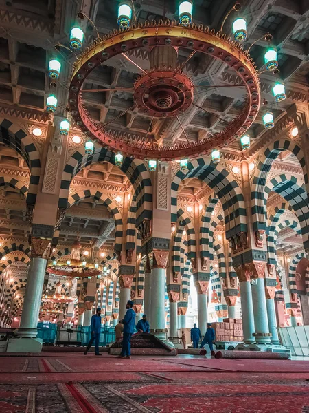 2017 Madina Saudi Arabia Circa 2019 Workers Clean Interior Masjid — 스톡 사진