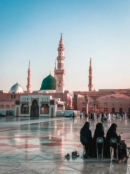 Mujeres Peregrinas Reposo Tela Hijabi Recinto Mezquita Nabaui —  Fotos de Stock
