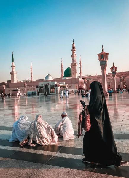Madinah Arabia Saudita Circa 2019 Los Peregrinos Descansan Recinto Mezquita —  Fotos de Stock