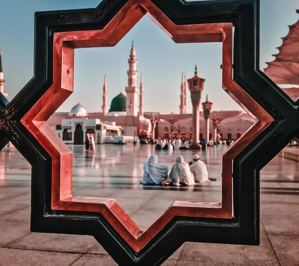 Madinah Arabia Saudita Circa 2019 Los Peregrinos Descansan Recinto Mezquita — Foto de Stock