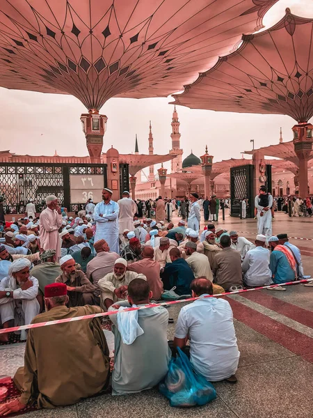 Madinah Saudi Arabia Circa 2019 Μουσουλμάνοι Άνδρες Ετοιμάζονται Σπάσουν Γρήγορα — Φωτογραφία Αρχείου