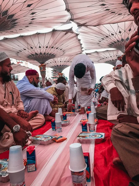 Madinah Saudi Arabia Circa 2019 Muslimové Připravují Půstu Při Západu — Stock fotografie