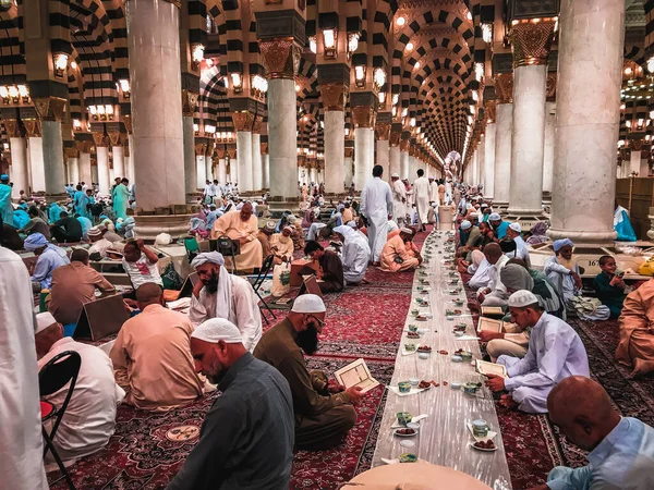 Madinah Saudi Arabia Circa 2019 穆斯林男子准备在日落时分在沙特阿拉伯麦地那巴维清真寺内早餐 — 图库照片