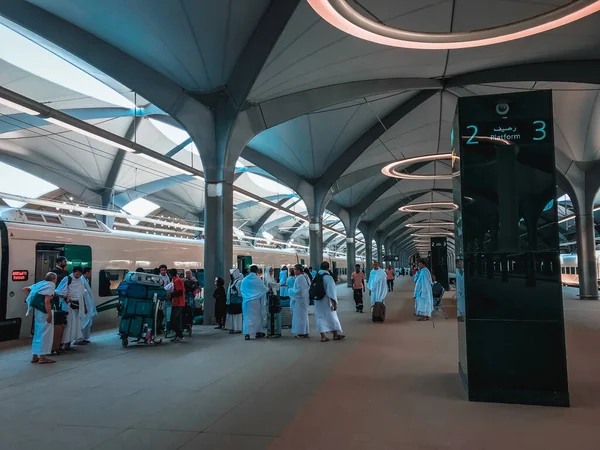 Medina Saudi Arabia Circa 2019 サウジアラビアのメディナにあるHhsrマディナ駅でのハラメイン高速鉄道 Hhsr の一般的なビュー 泥パステルカラーフィルター適用 — ストック写真