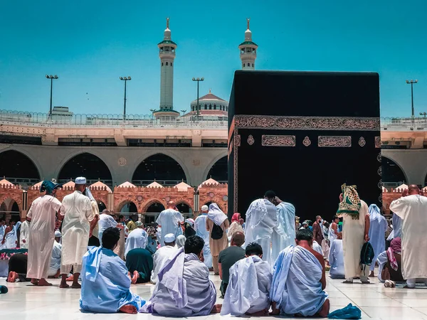 在沙特阿拉伯麦加的阿布拉杰Al Bait 皇家钟塔Makkah 穆斯林朝圣者在Kaaba Muted的彩色滤色片上环行 — 图库照片