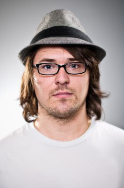 Beyaz adam portresi giyen boş ifade fedora