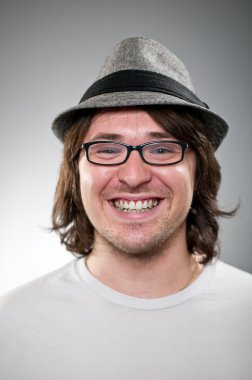 gülümseyerek mutlu beyaz fedora giyen adam portresi