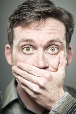 kendi ağzına ver sansür portre