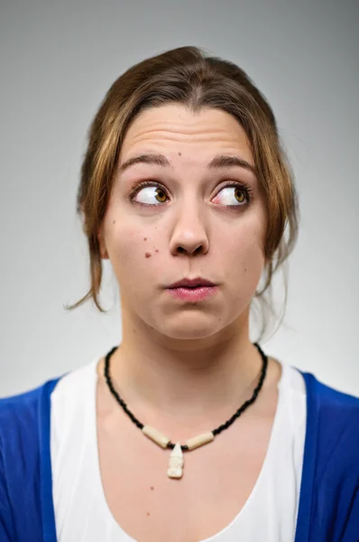Молода жінка кавказька, дивлячись Away рішень Ooh обличчя — стокове фото
