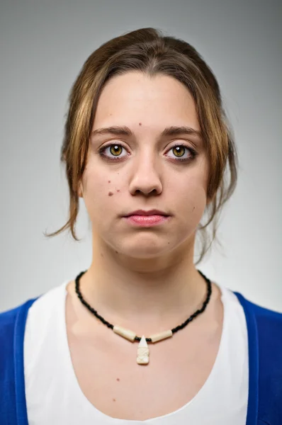 Jonge Kaukasische vrouw lege expressie portret — Stockfoto