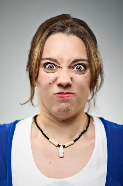 Jonge Kaukasische vrouw maken een gezicht — Stockfoto