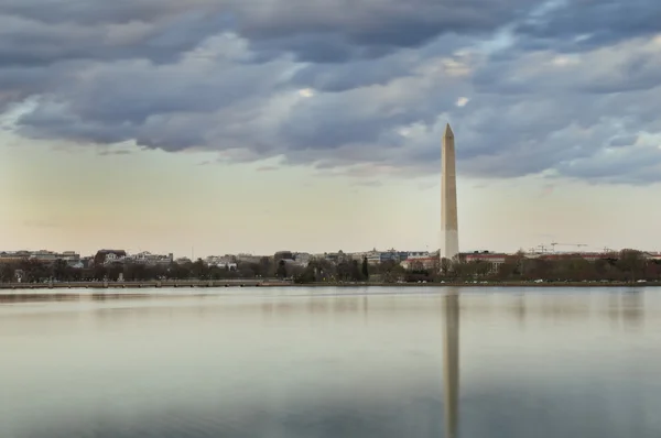 Pomnik Waszyngtona, odzwierciedlające w dorzeczu pływów — Zdjęcie stockowe