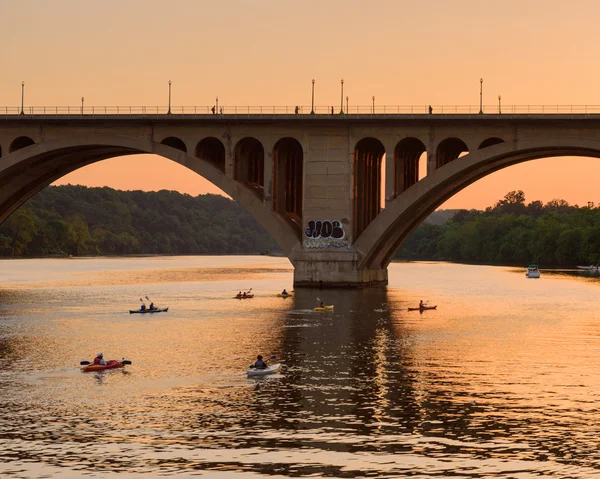 Powrót na zachód słońca nad rzeką potomac kajakarzy — Zdjęcie stockowe