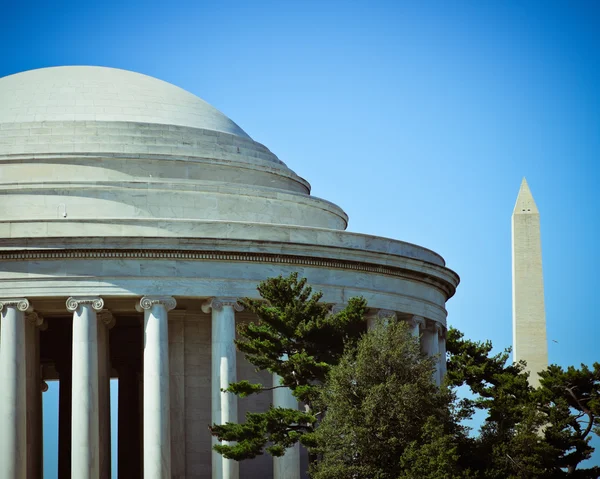 O Jefferson Memorial Dome com o Monumento de Washington no — Fotografia de Stock
