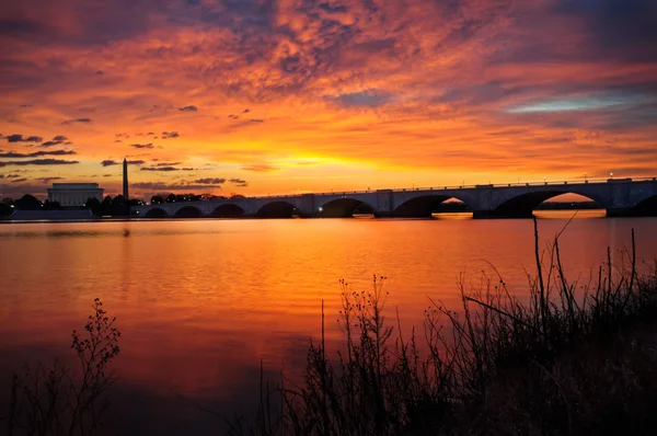 Ανατολή του ηλίου πάνω από τον ποταμό potomac στην Ουάσιγκτον. — Φωτογραφία Αρχείου