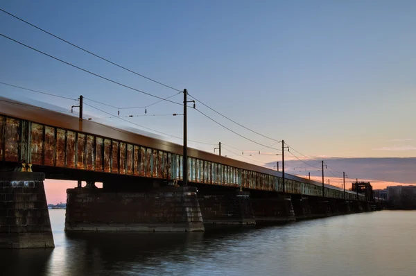 Velocidade do trem de carga na ponte enferrujada — Fotografia de Stock