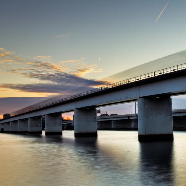 超速驾驶地铁铁路会在波托马克河 — 图库照片
