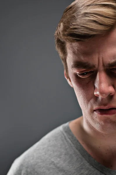 Kaukasische man halve gezicht depressie portrtait — Stockfoto