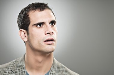 Beyaz adam ifade portrtait için endişeleniyor.