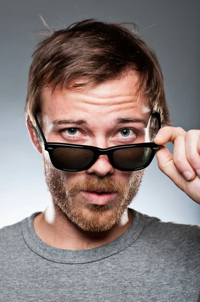 Caucásico hombre mirando por encima de su gafas de sol — Foto de Stock