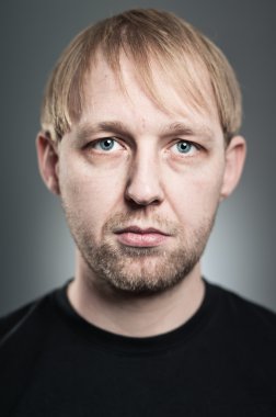 Beyaz adam boş ifade portre