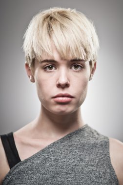 güzel genç beyaz kadın boş ifade portre