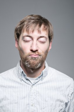 Beyaz adamın gözleri kapalı smirking portre