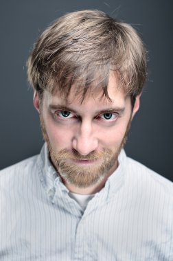 beyaz adamla karanlık düşünceler