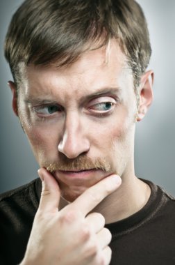 beyaz bıyıklı adam portresi