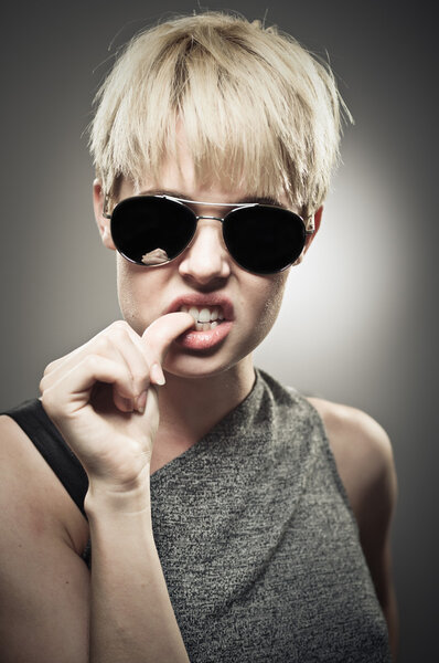 Красивая молодая белая женщина в очках-летчиках и B
