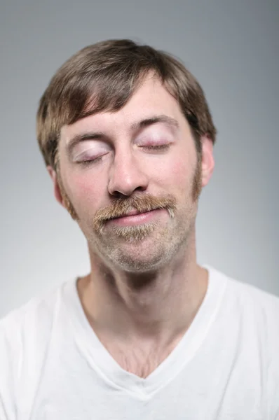 Homem caucasiano com os olhos fechados — Fotografia de Stock