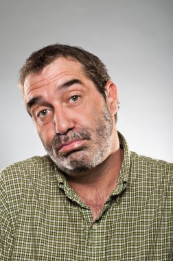 volwassen Kaukasische man schouderophalend portret