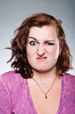 Grijnzende portret van de jonge Kaukasische vrouw