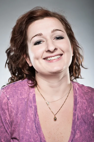 Unga kaukasiska kvinnan leende porträtt — Stockfoto